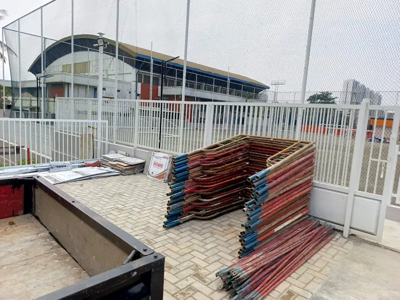 Instalasi lampu stadion menggunakan scaffolding