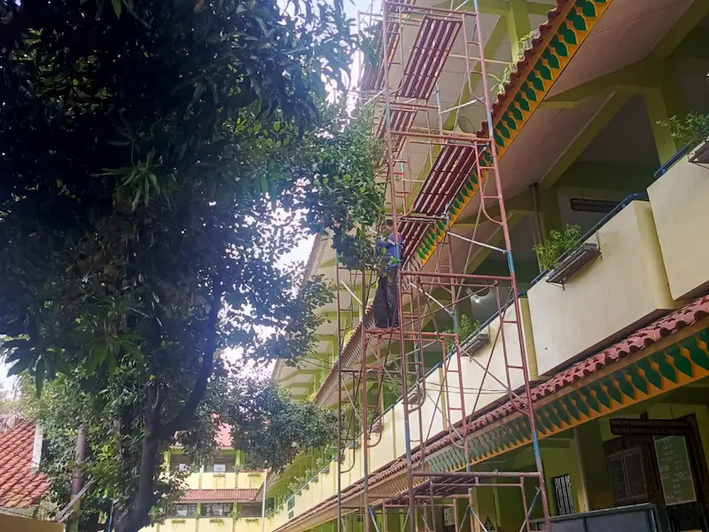 Scaffolding untuk renovasi gedung sekolah