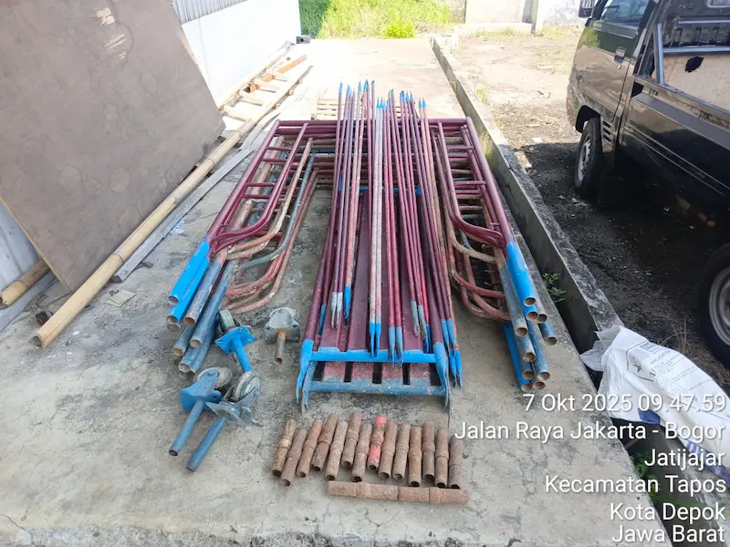 Scaffolding untuk renovasi dan perawatan gudang industri