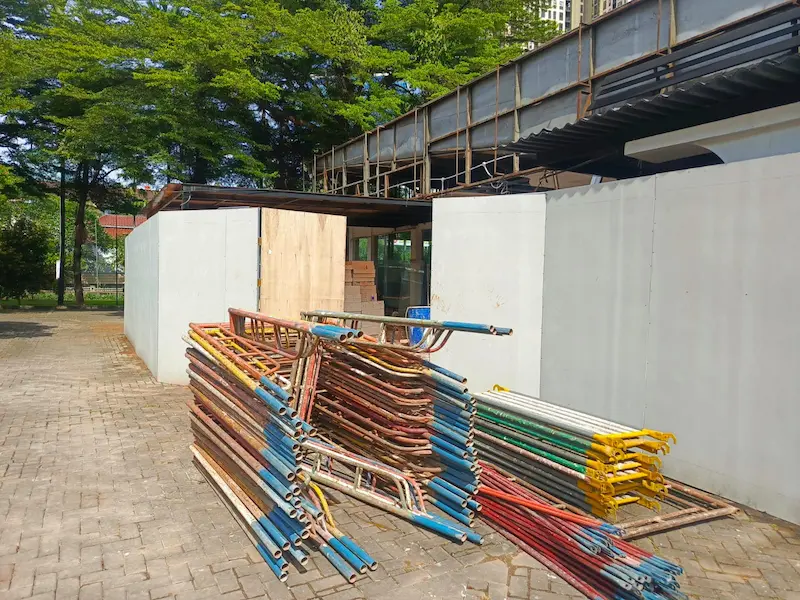 Pemasangan perancah untuk renovasi restoran