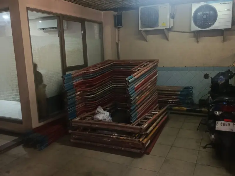 Pengiriman scaffolding ke proyek gedung perkantoran